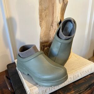 UGG Tasman Green Mules & Rain Clogs, with socks